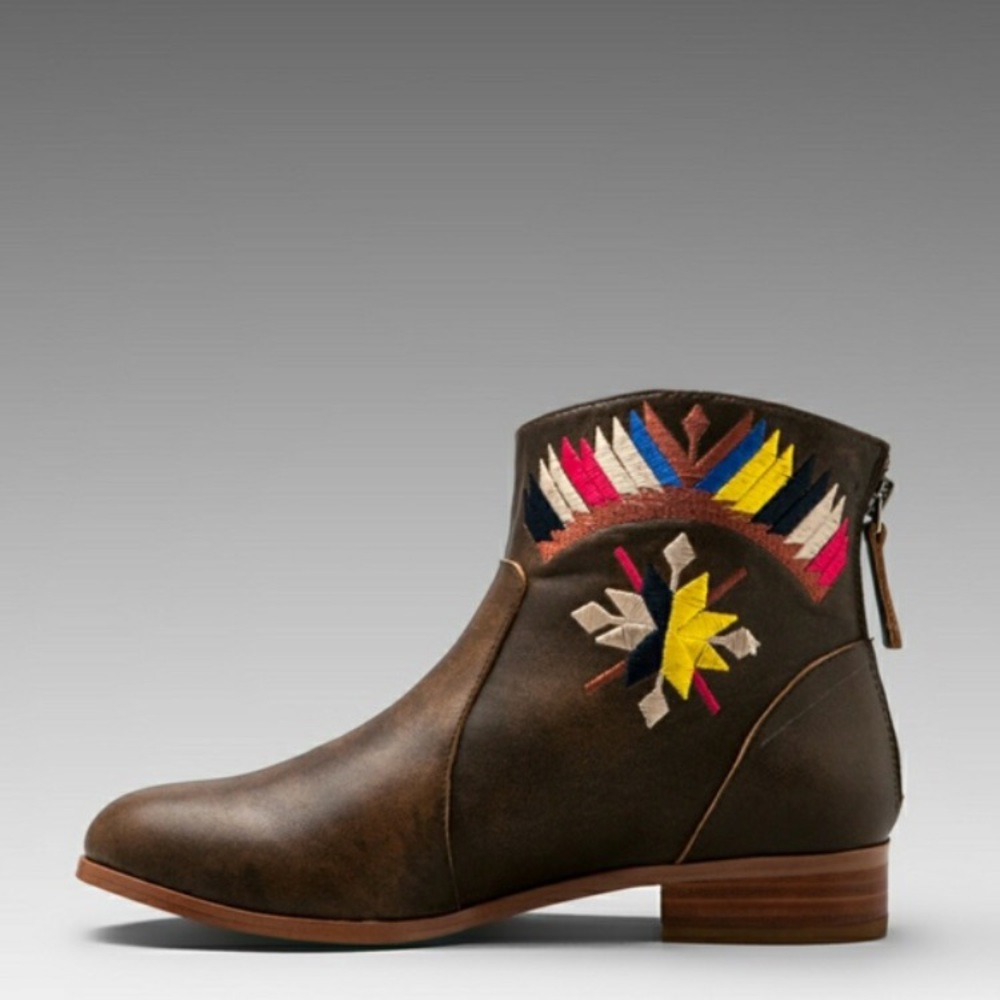 Cynthia Vincent Goldie Embroidered Booties Sz 7